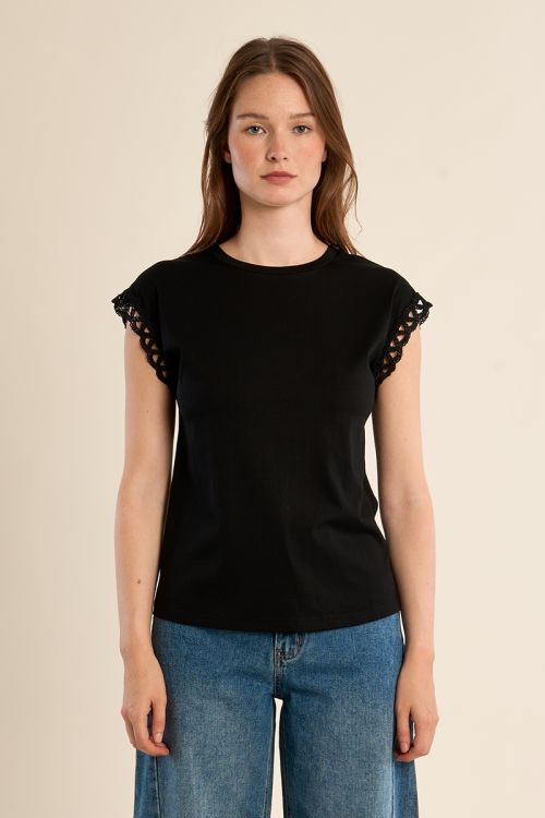 Camiseta de mujer de manga corta, con detalles bordados.