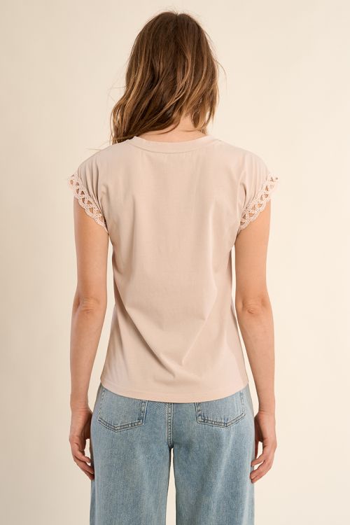 Camiseta de mujer de manga corta, con detalles bordados.