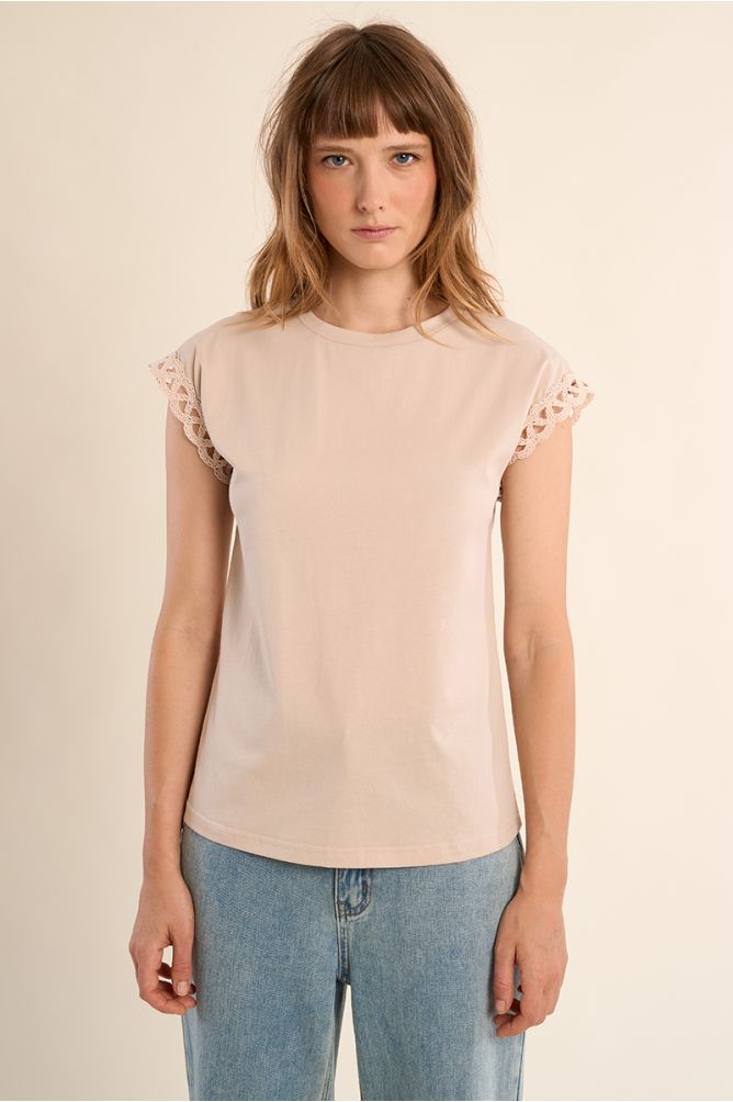 Camiseta de mujer de manga corta, con detalles bordados.
