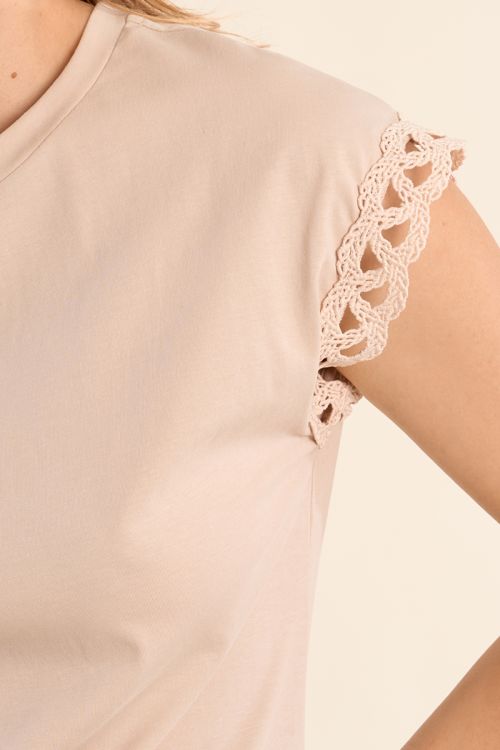 Camiseta de mujer de manga corta, con detalles bordados.