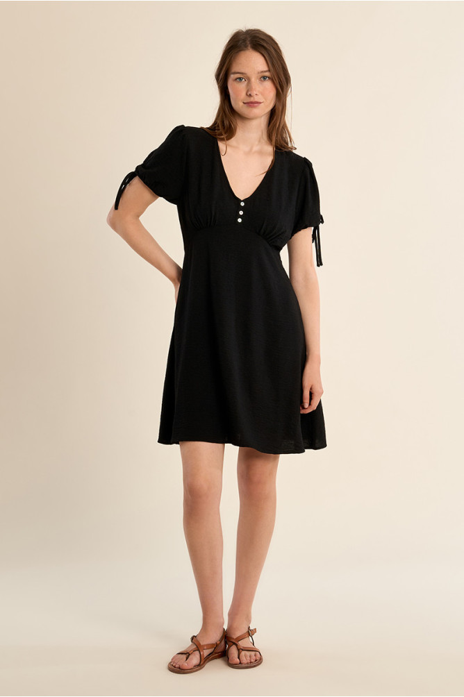 Vestido de manga corta, detalle lazada.