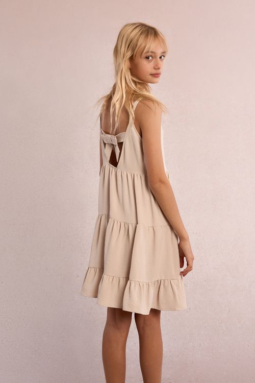 Vestido de niña de tirantes, con volantes y lazada.