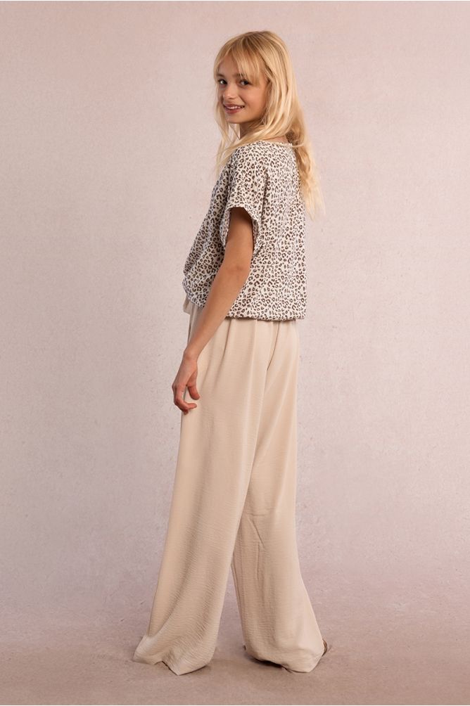 Pantalón de niña largo, con pliegues y lazada.