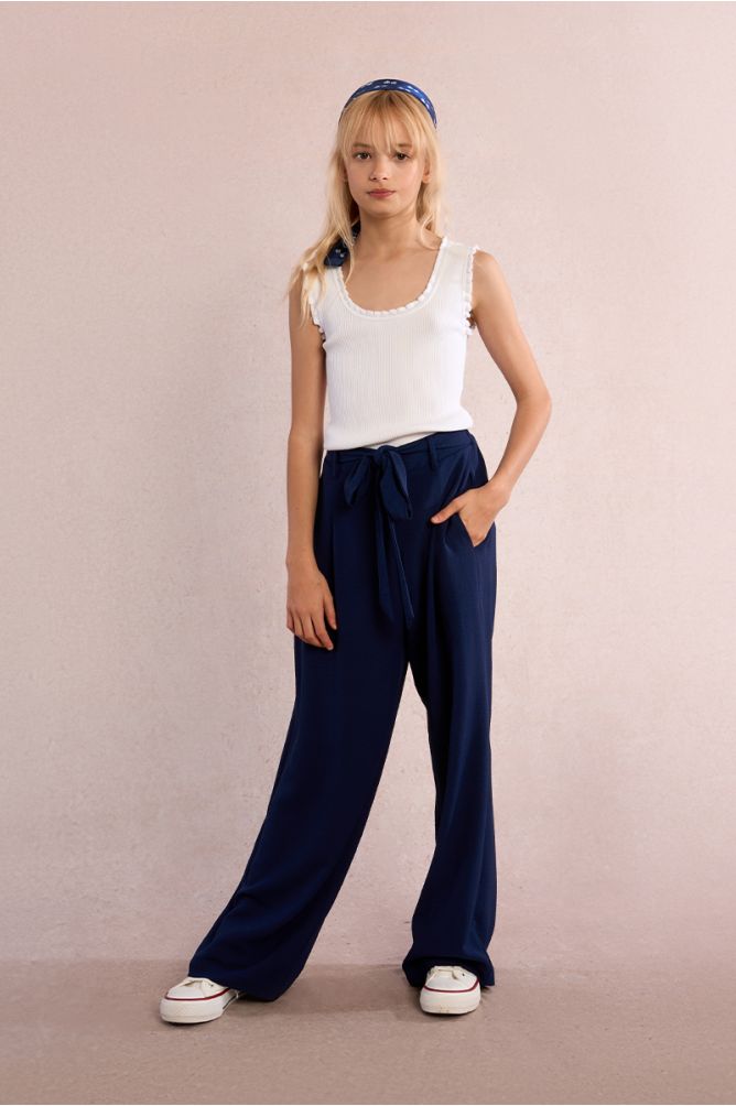 Flowing tie-down trousers