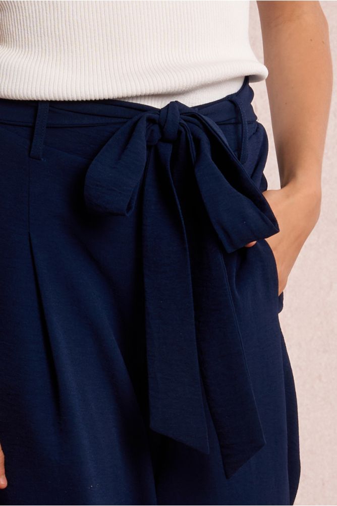 Flowing tie-down trousers