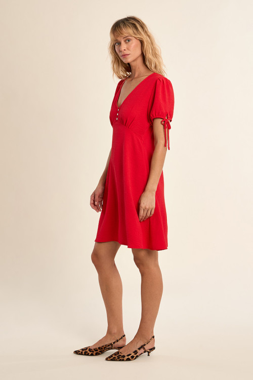 Vestido de manga corta, detalle lazada.