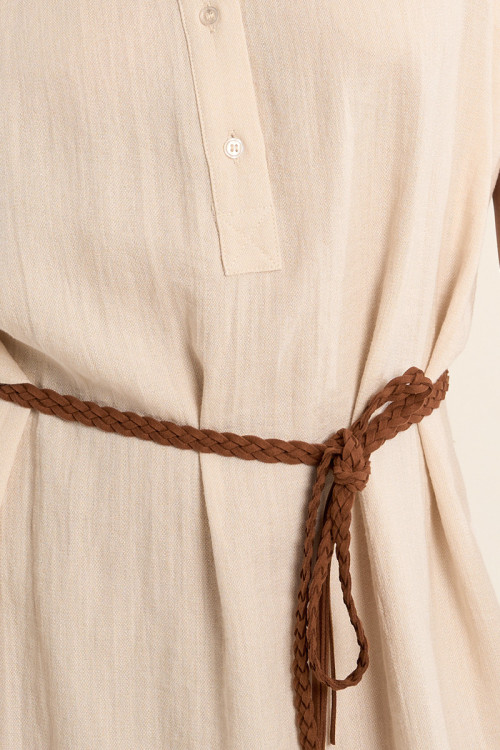 Vestido corto, de manga sisa, detalle cinturón.