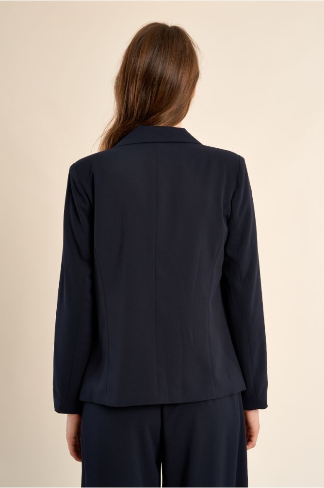 Blazer de mujer de manga 3/4, cuello y solapa.