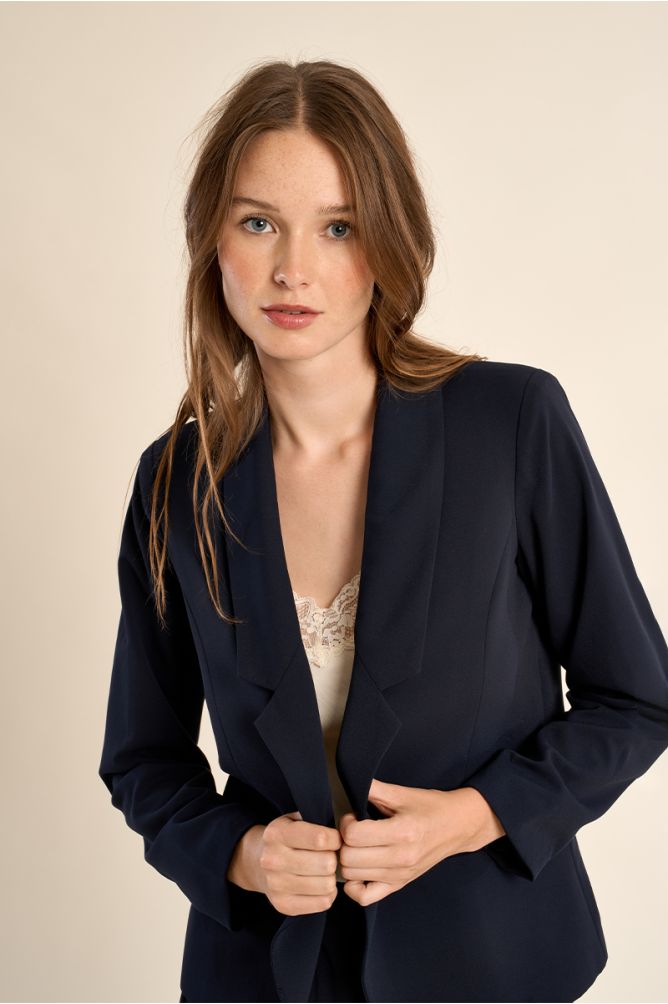 Blazer de mujer de manga 3/4, cuello y solapa.
