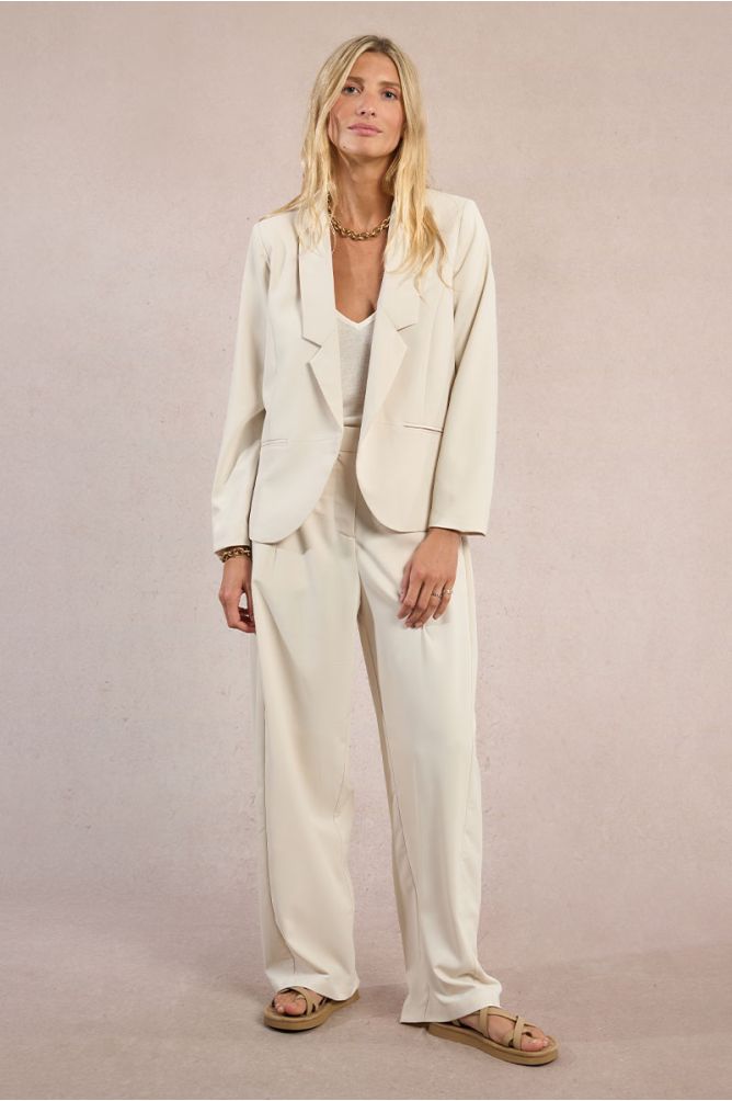 Blazer de mujer de manga 3/4, cuello y solapa.