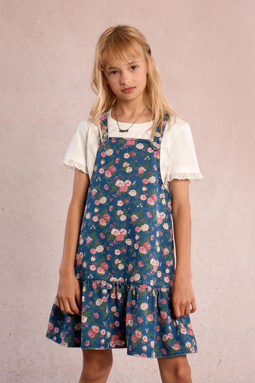 Camiseta de niña de manga corta, detalle corazón y volantes.