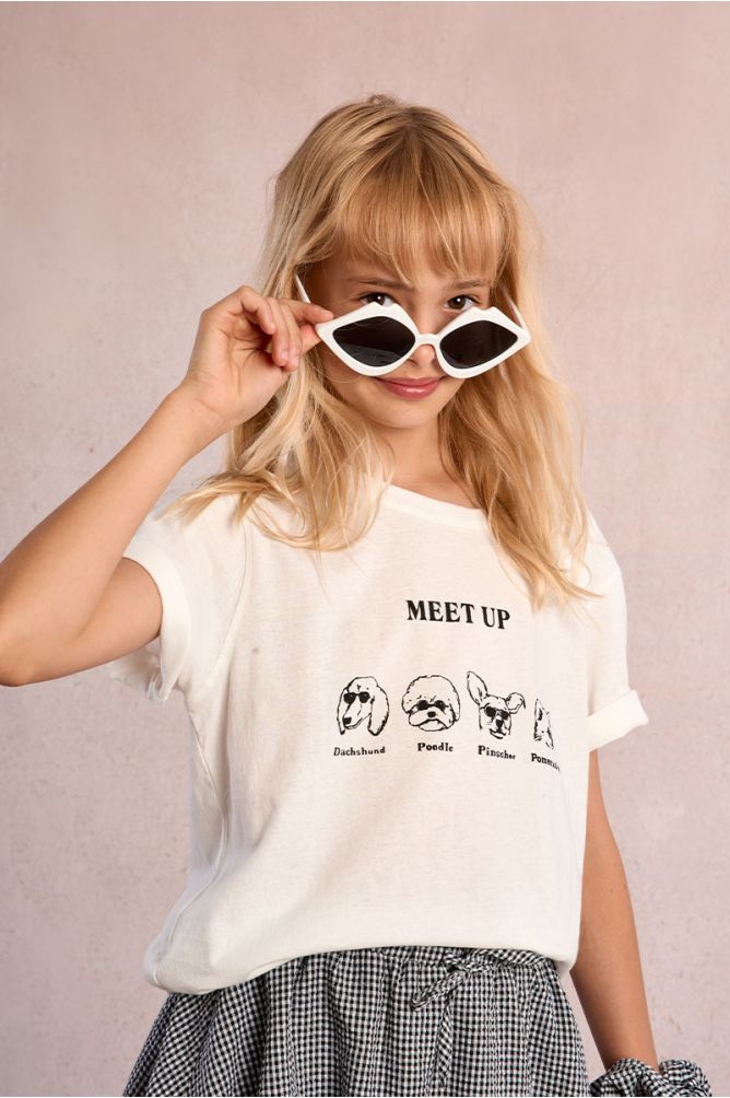 Camiseta de niña de manga corta, con estampado.