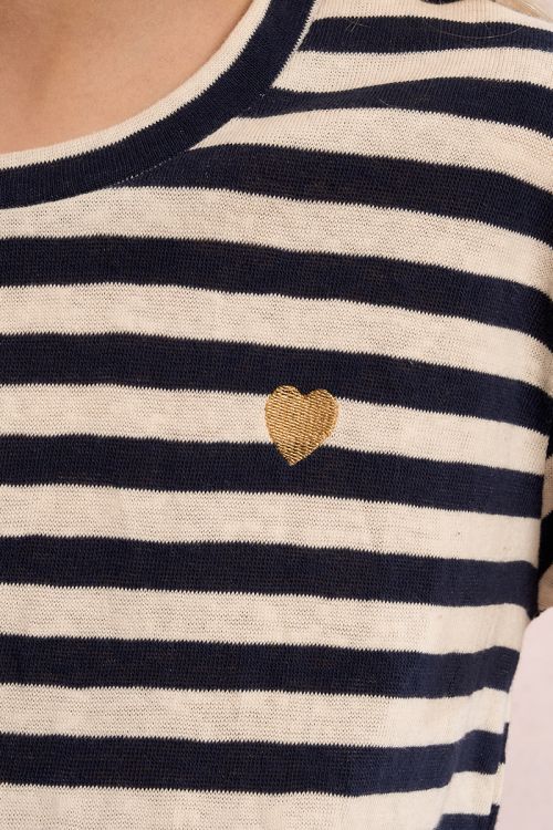 Camiseta de niña de manga corta, corazón y estampado rayas.
