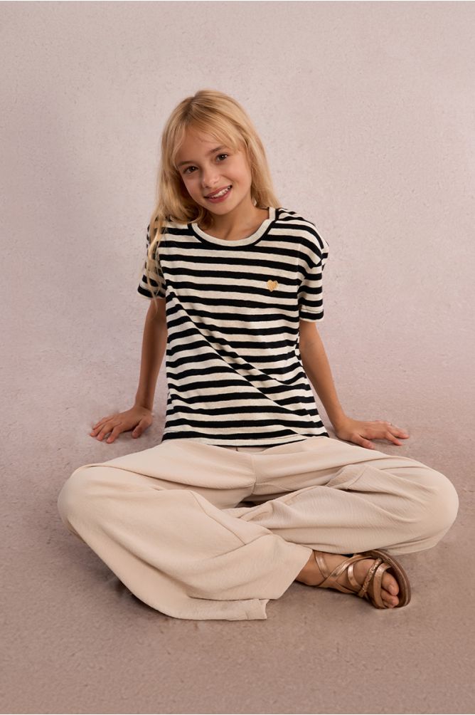 Camiseta de niña de manga corta, corazón y estampado rayas.