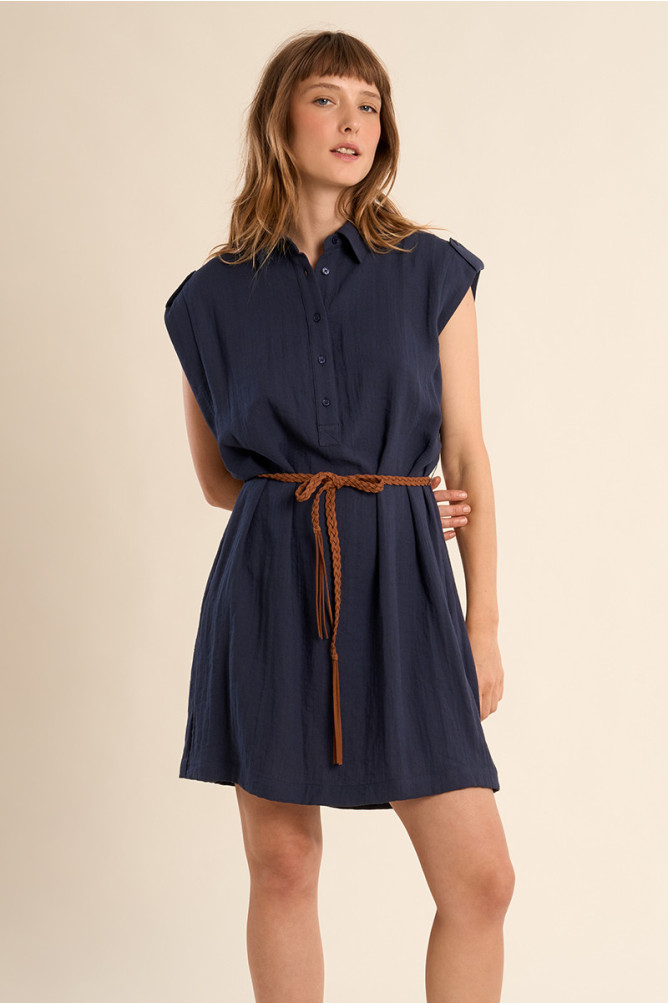 Vestido corto, de manga sisa, detalle cinturón.