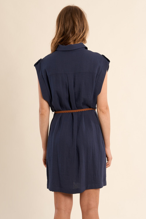 Vestido corto, de manga sisa, detalle cinturón.