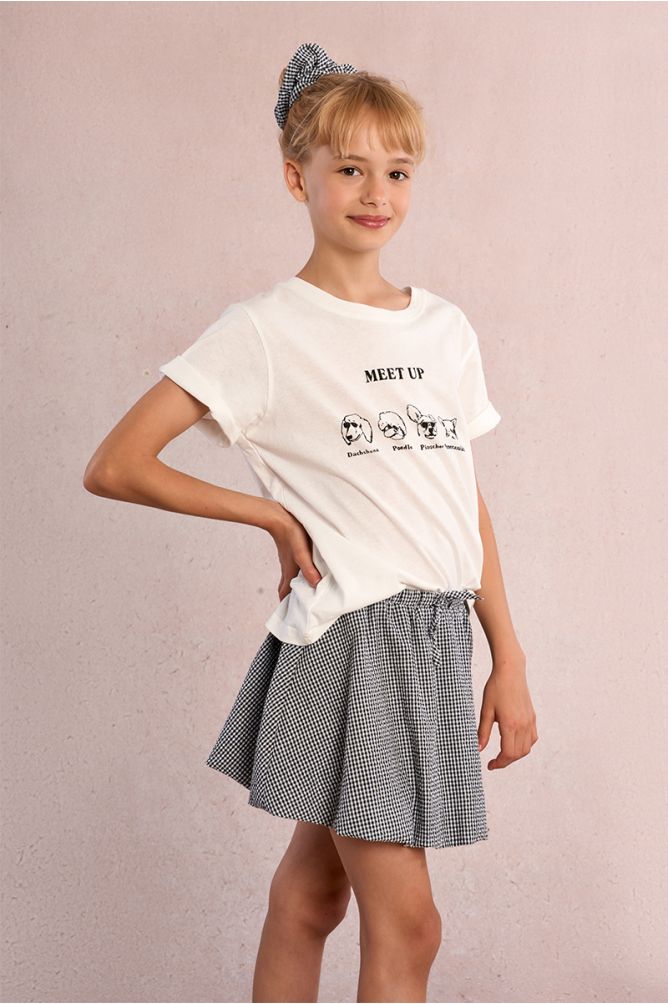 Falda de niña corta, estampado vichy.