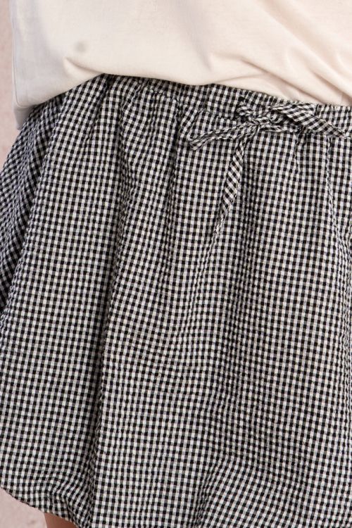 Falda de niña corta, estampado vichy.