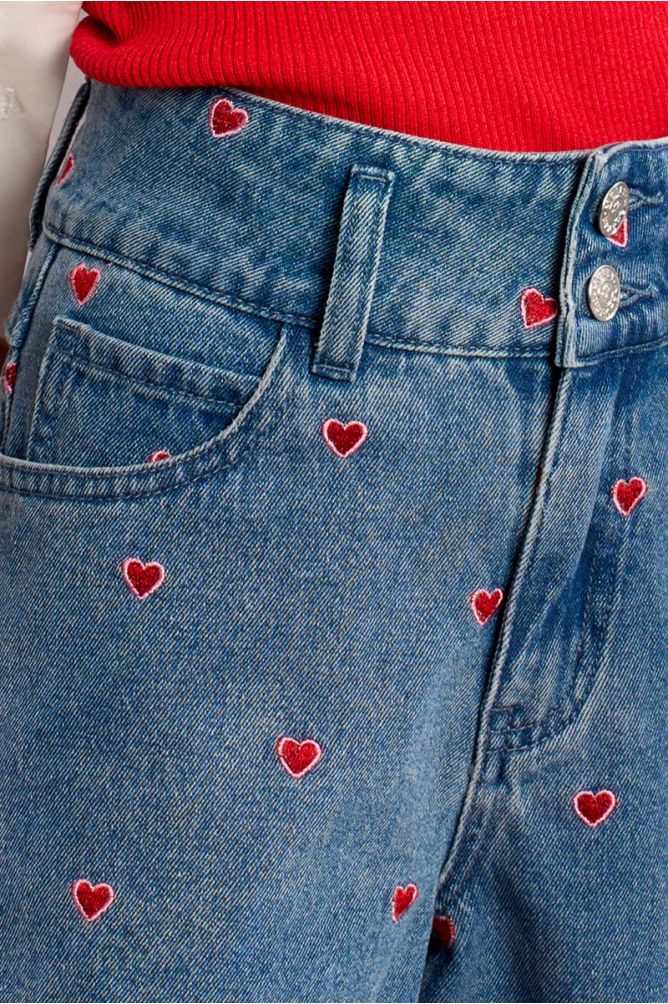 Short en jean à broderie cœur