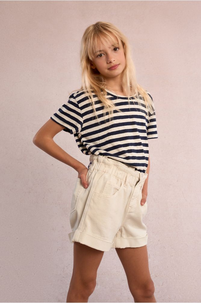 Short de niña vaquero, volante en la cintura.