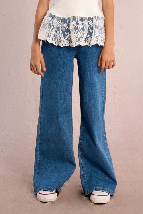 Pantalón de niña largo, vaquero, perneras anchas.
