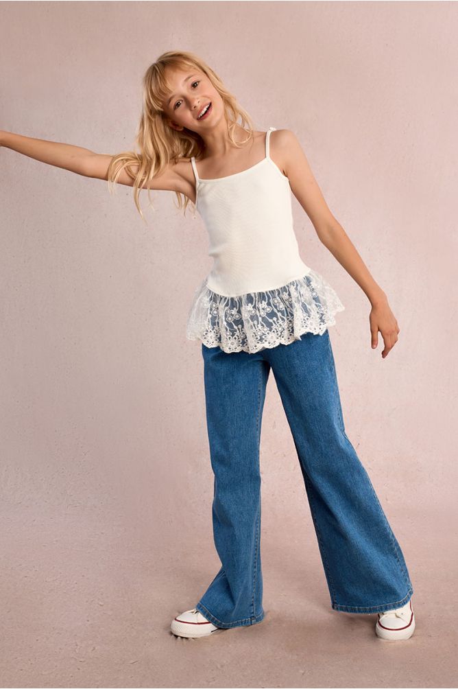 Pantalón de niña largo, vaquero, perneras anchas.