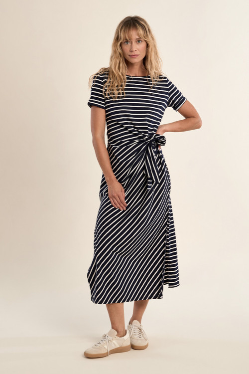 Vestido largo, de manga corta, con estampado y lazada.