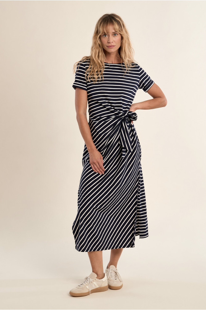 Vestido largo, de manga corta, con estampado y lazada.