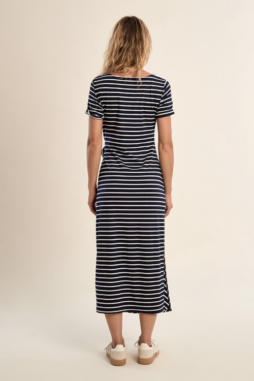 Vestido largo, de manga corta, con estampado y lazada.