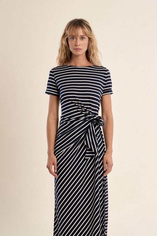 Casual maxi dress with a bow at the waist