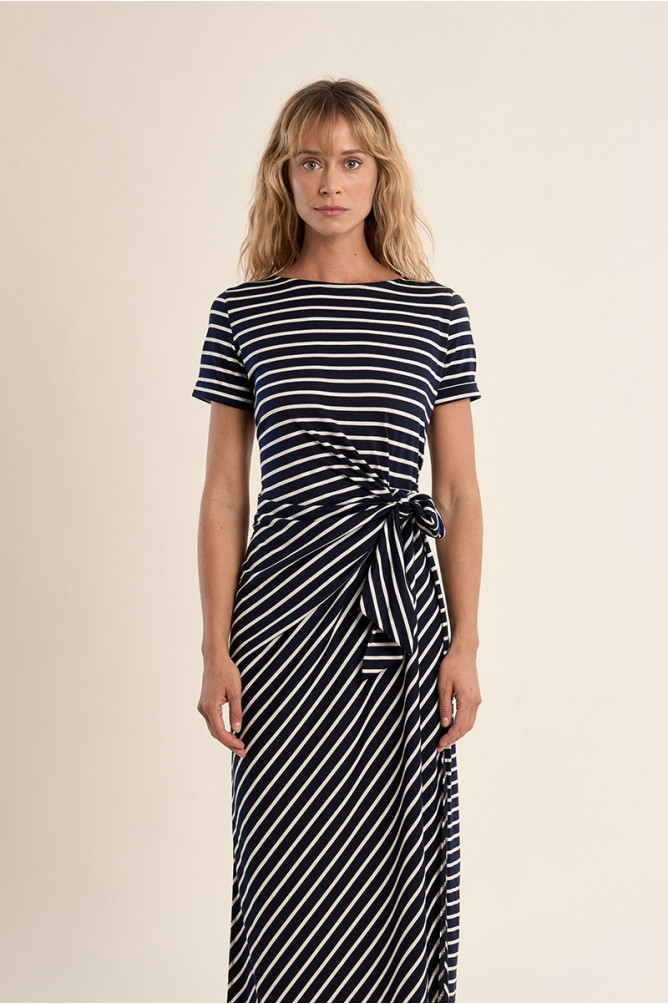 Vestido largo, de manga corta, con estampado y lazada.