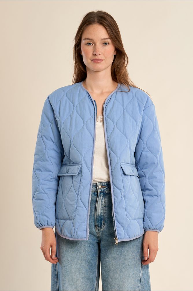 Chaqueta de mujer de manga larga, en tejido acolchado.