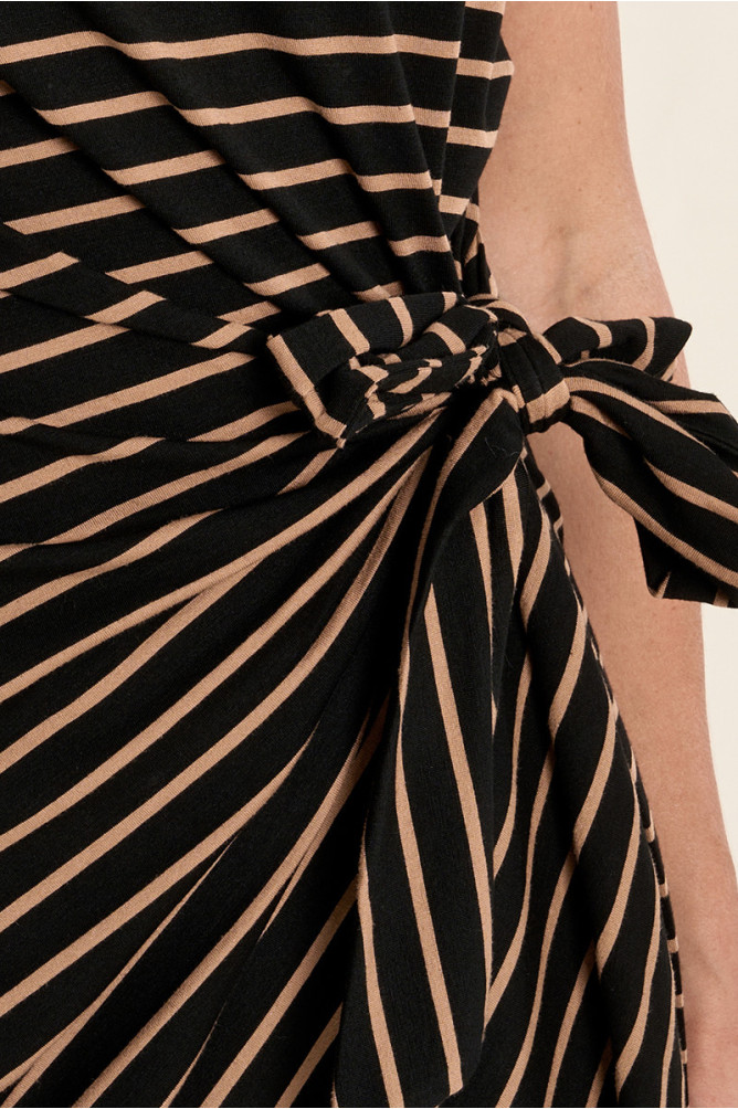 Casual maxi dress with a bow at the waist
