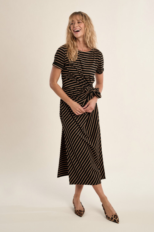 Casual maxi dress with a bow at the waist