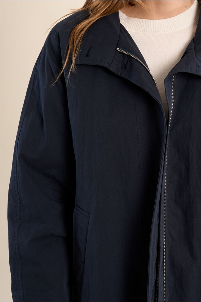 Parka de mujer de manga larga, bolsillos al bies.
