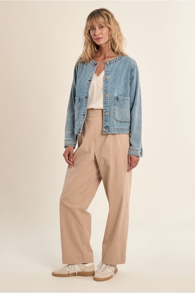 Chaqueta de mujer vaquera, de manga larga.