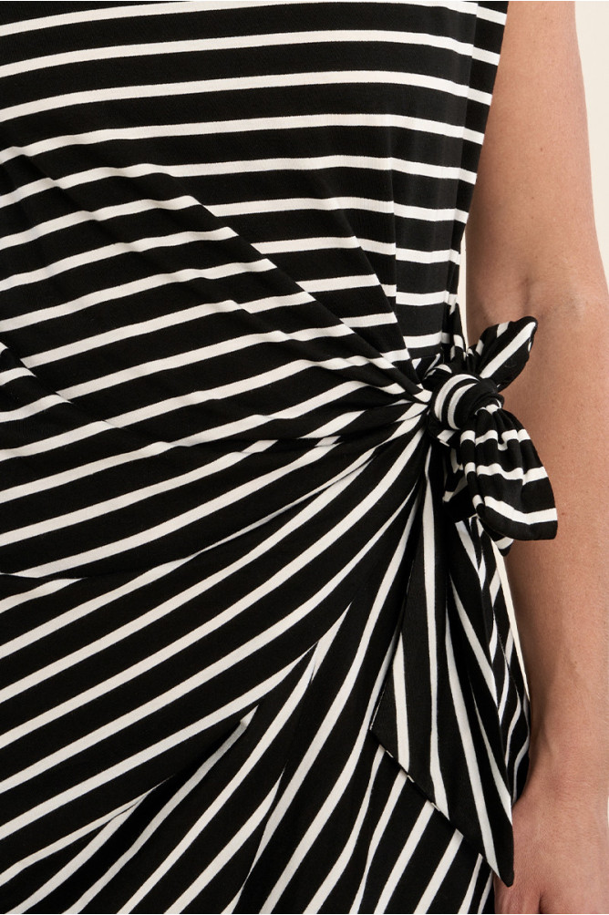 Vestido de manga corta, con estampado y lazada.