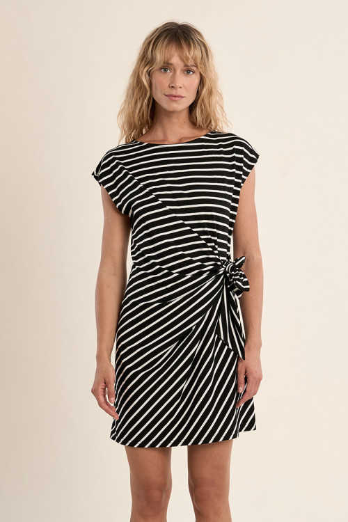 Vestido de manga corta, con estampado y lazada.