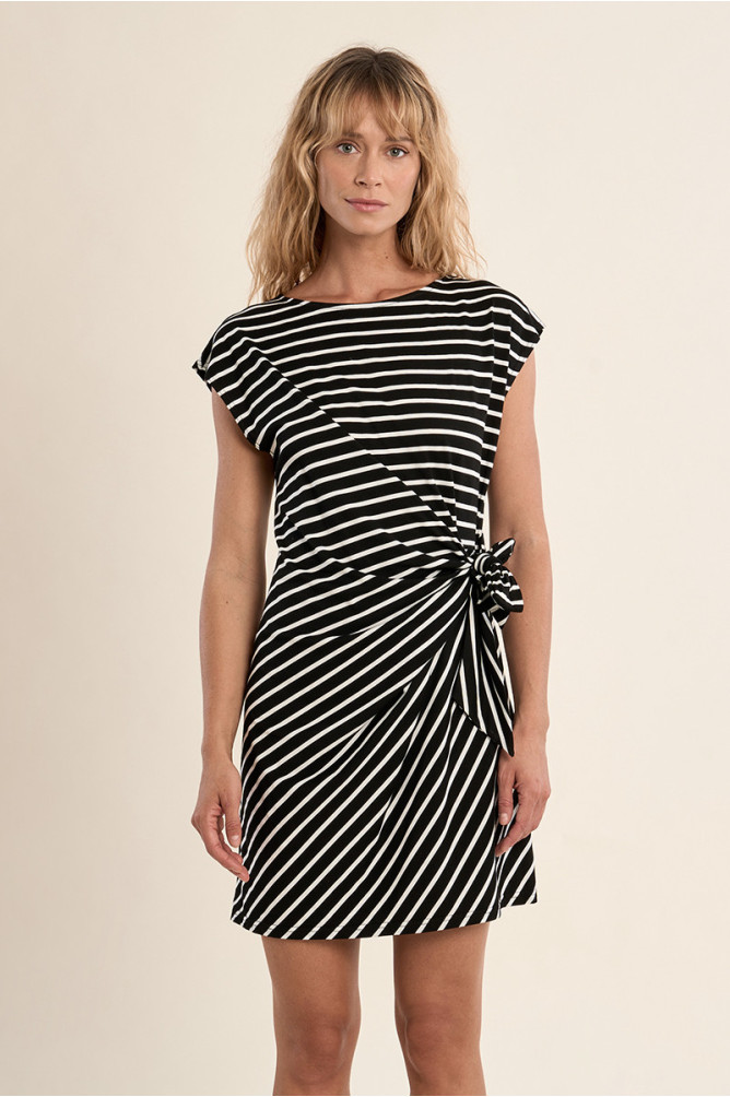 Vestido de manga corta, con estampado y lazada.