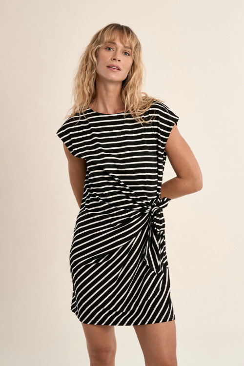 Vestido de manga corta, con estampado y lazada.