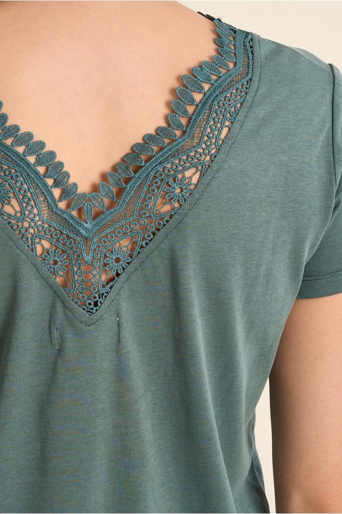 Camiseta de mujer de manga corta, detalle de encaje.