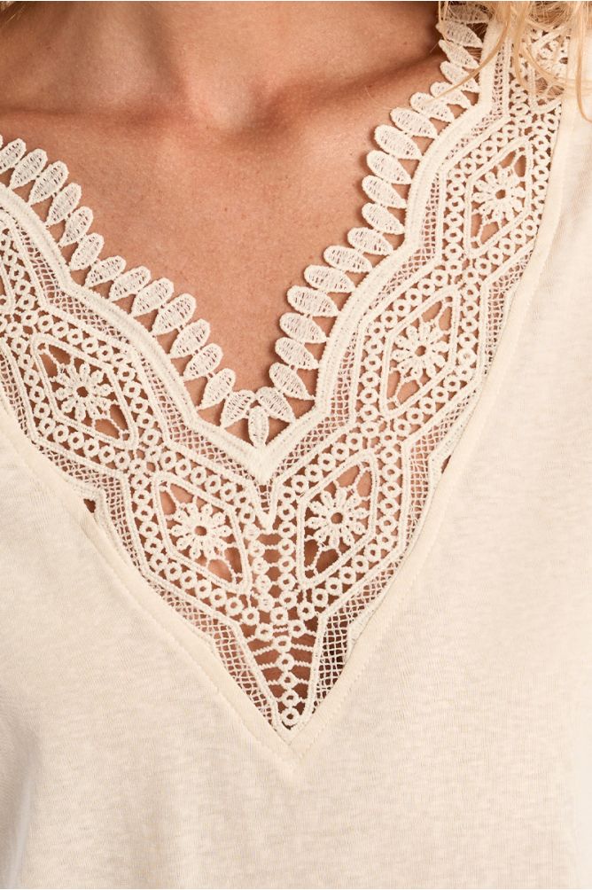 Straight T-shirt with embroidered collar