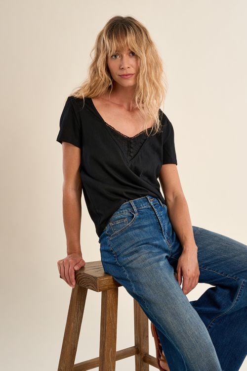 Casual T-shirt with embroidered details