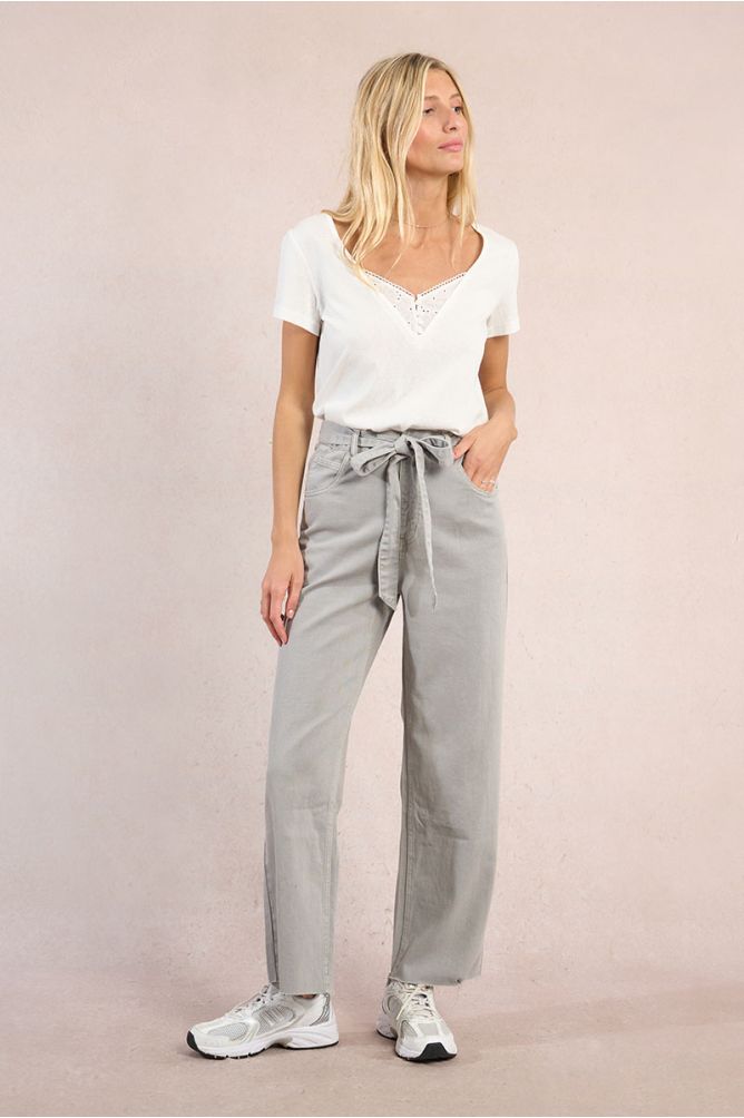 Casual T-shirt with embroidered details