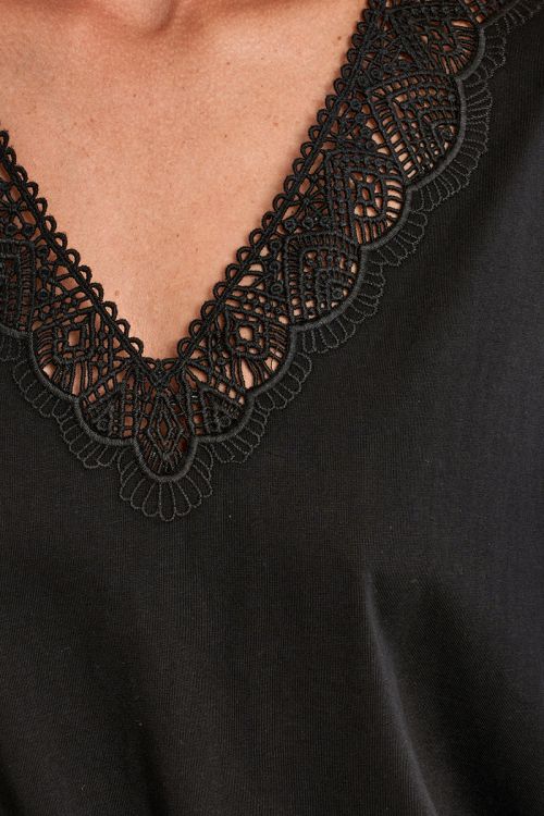 Camiseta de mujer de manga corta, detalle de encaje.