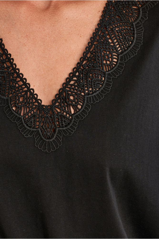 Casual T-shirt with embroidered details