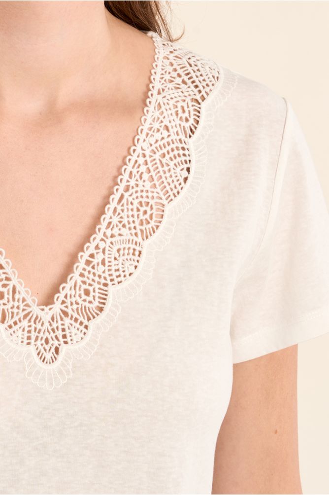 T-shirt décontracté avec détails brodés