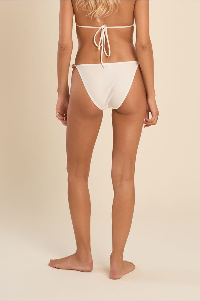 Braguita de bikini de tiro medio, detalle abalorios.