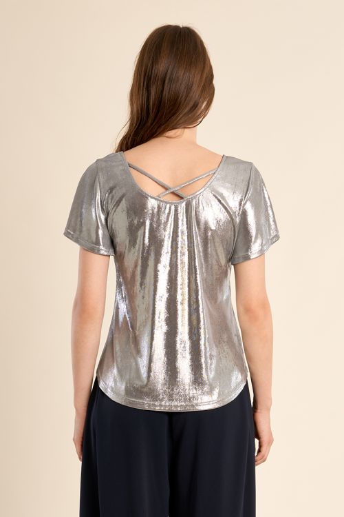 Camiseta de mujer de manga corta, en tejido brillante.