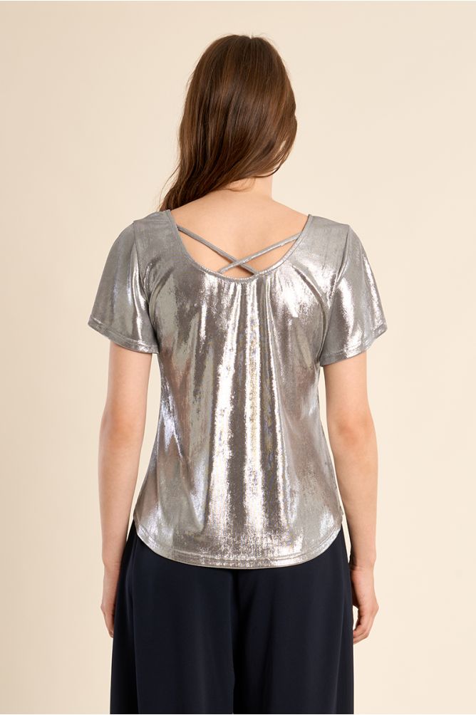 Camiseta de mujer de manga corta, en tejido brillante.